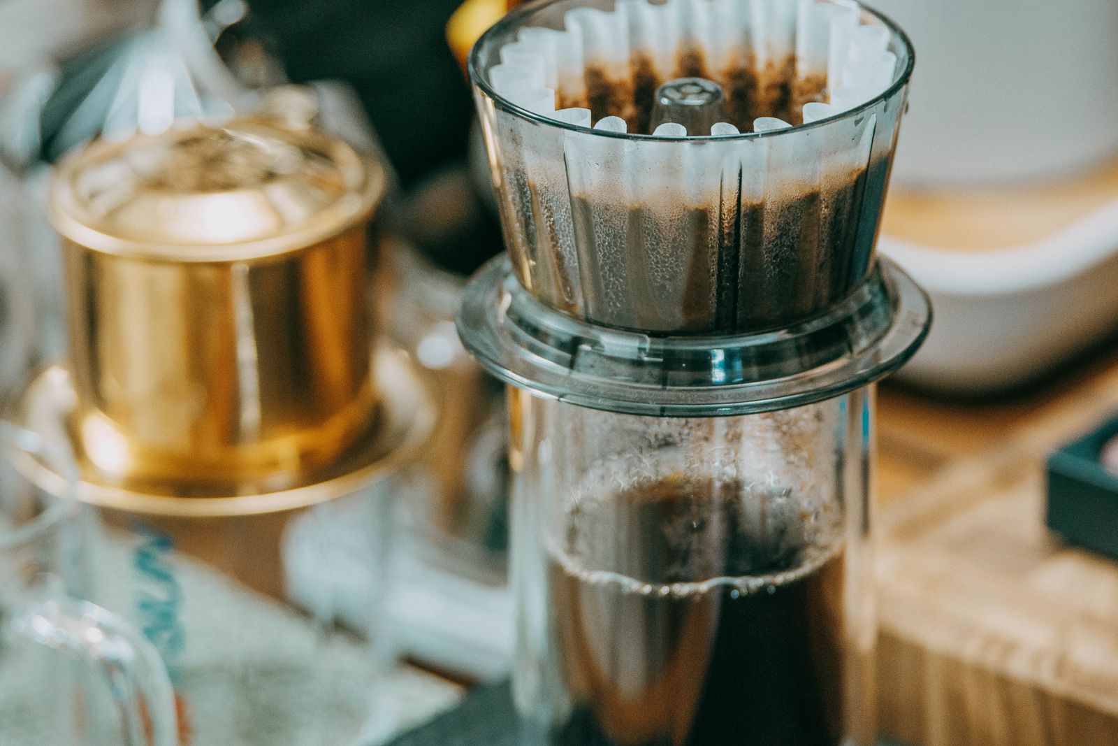 Café filtre préparé avec précision sur un plan de travail